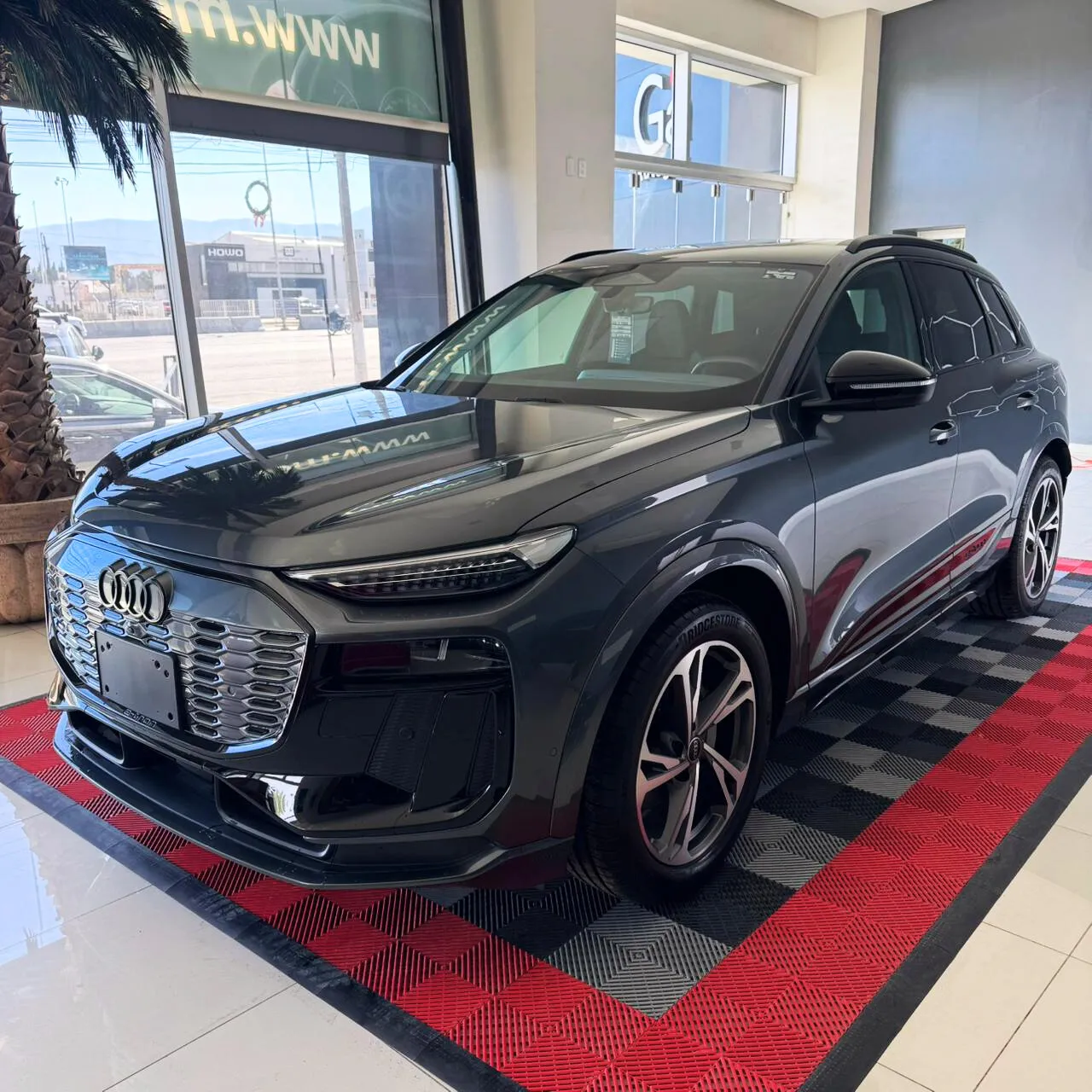 Audi Q6 SQ6 e-tron 2025